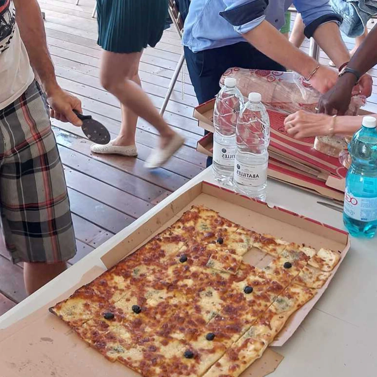 Atelier Pizza Pizza A Emporter A Branne Nos Pizzas En Plaque Atelier Pizza Pizza A Emporter A Branne Nos Pizzas En Plaque